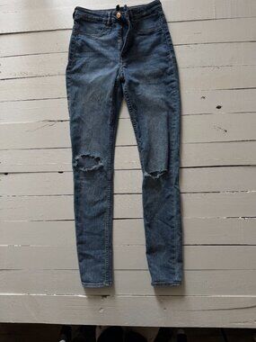 Divided by H&M Women's Size 9 Distressed Ripped Knee Skinny Jeans